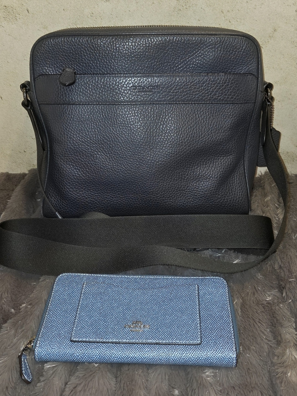 Coach Women's Or Men's Bag In Pebble Navy Leather With Wallet